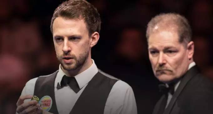 现出了势不 现出了势不