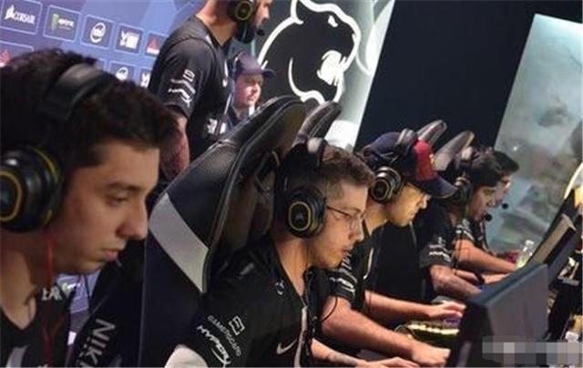 她的成功背 她的成功背